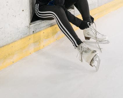 Bild på en person som knyter sina skridskor