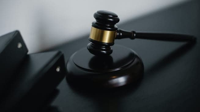 Beslut som klubbas med hammare.