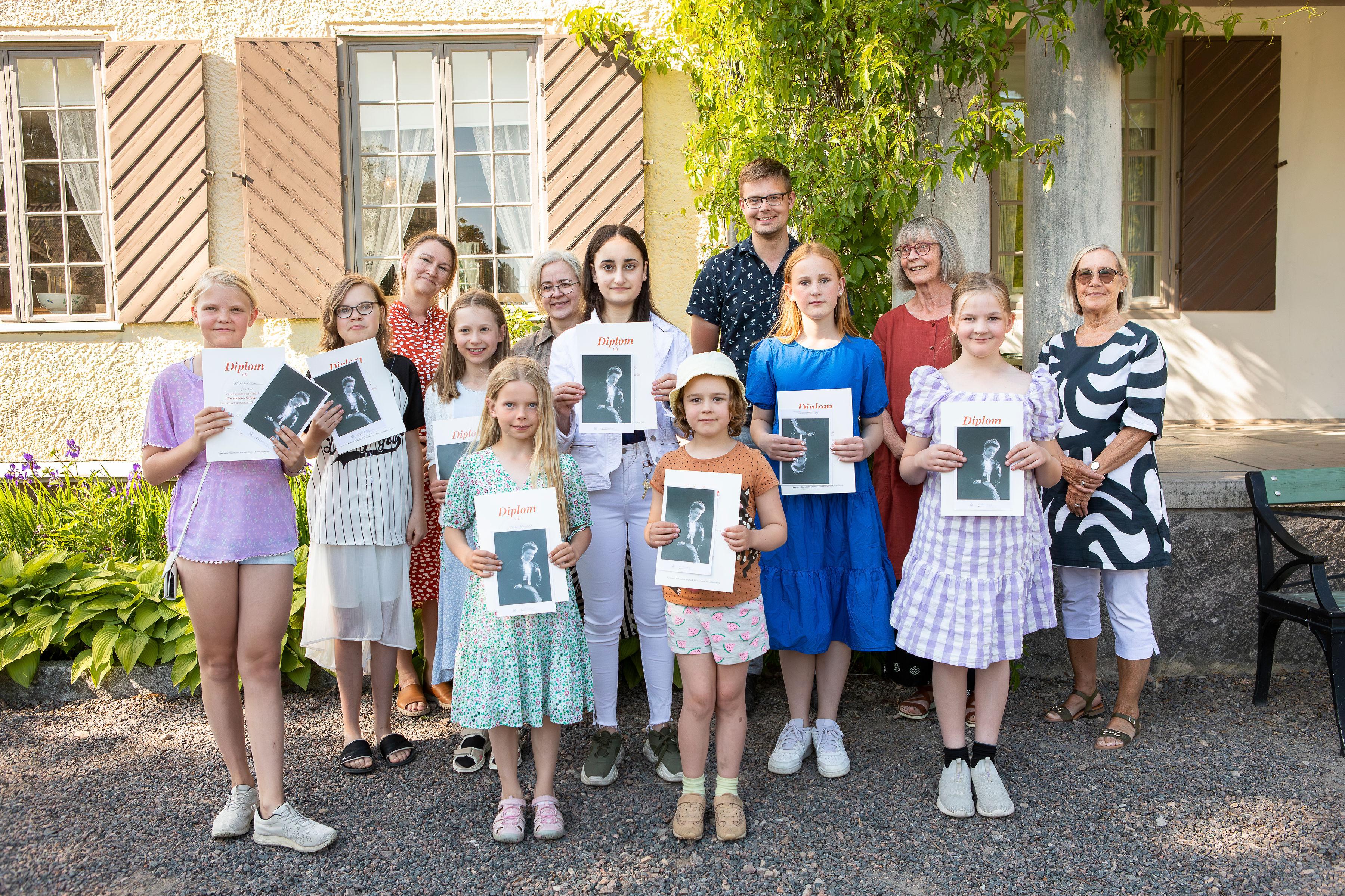 Vinnarna i 2023 års skrönatävling i Selma spår. Duktiga unga berättare från Sunne fick ta emot pris på Mårbacka. Foto: Anna Granath.
