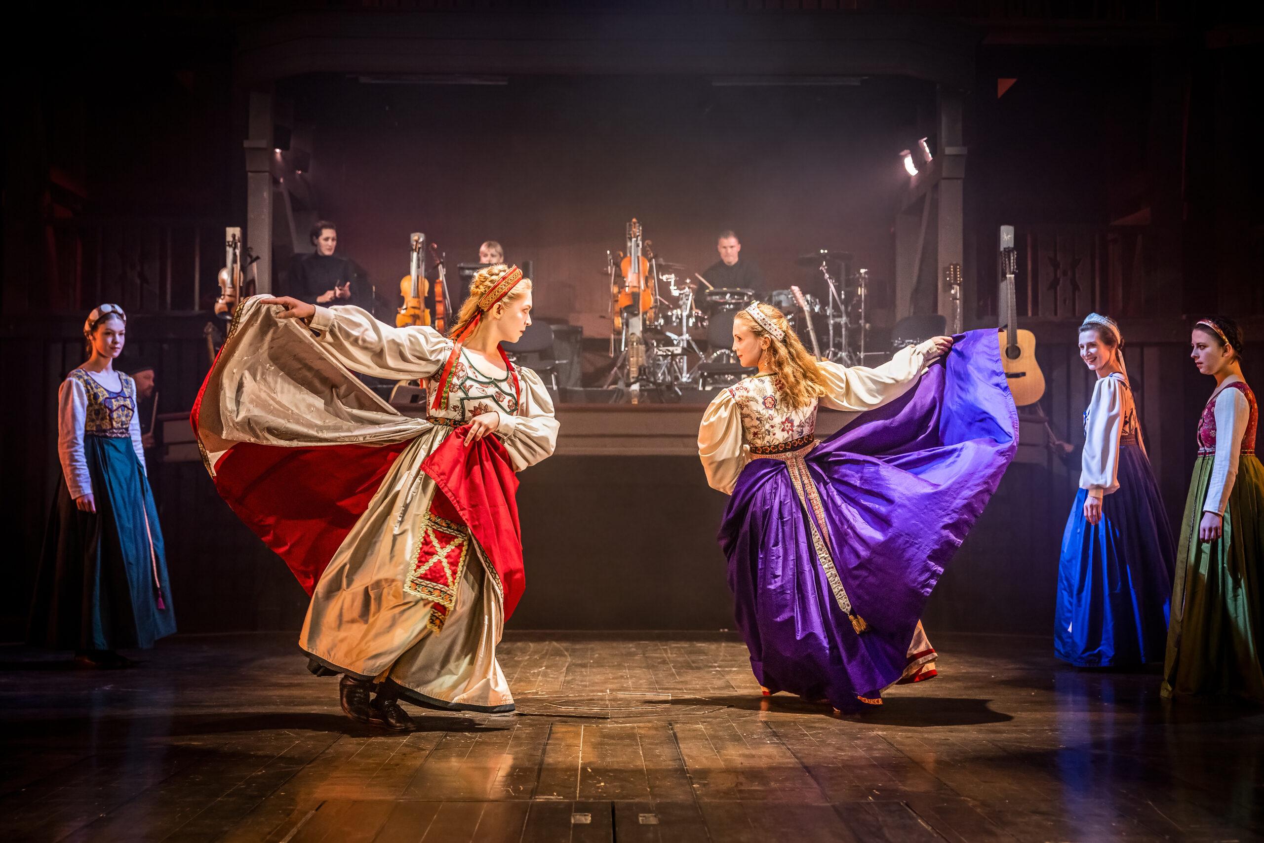 En av Sunnes kulturpersonligheter, Inger Hallström Stinnerbom, syr Västanå teaters kostymer. Bilden är från föreställningen En saga om en saga i Berättarladan 2022. Foto: Håkan Larsson.