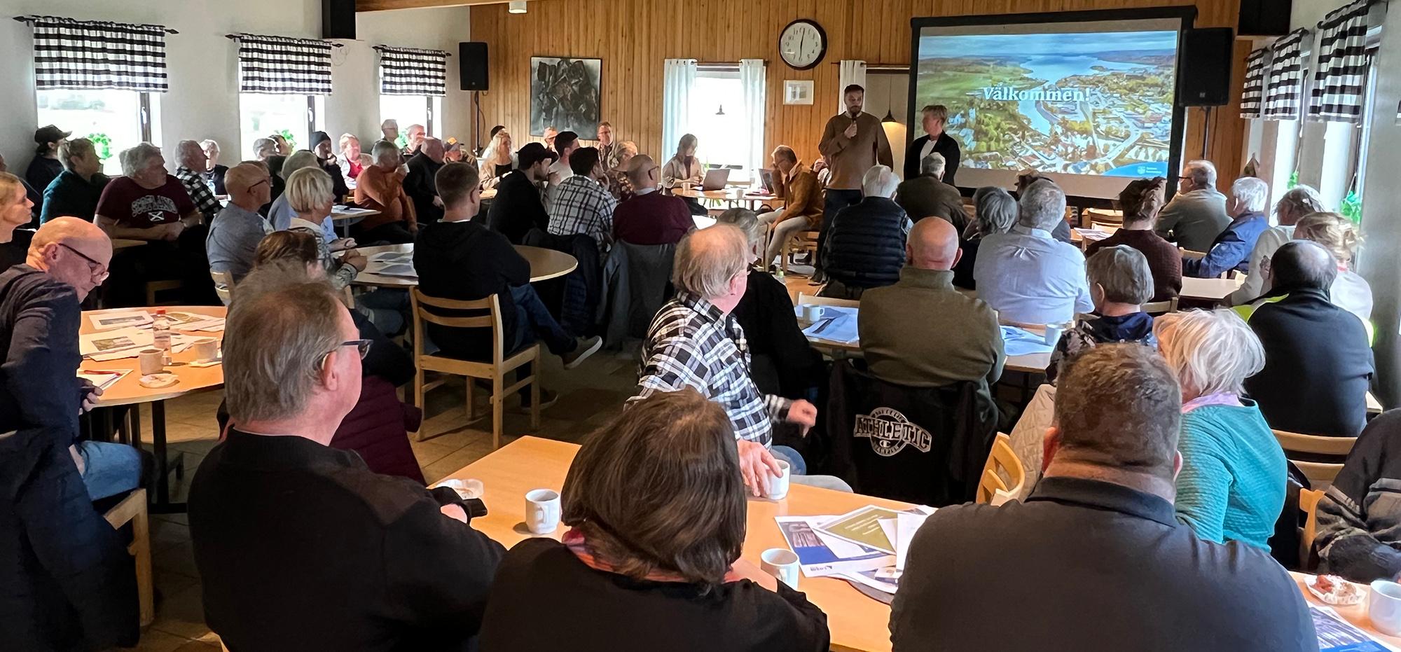 Ett hundratal personer kom när Sunne kommun bjöd in till samrådsmöte om förslaget till detaljplan för Climate Arena. De hälsades välkomna av Henrik Frykberger (M), kommunstyrelsens ordförande och Linda Johansson (S), oppositionsråd.