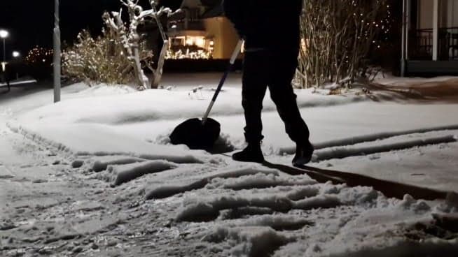 Person som skottar sin uppfart.