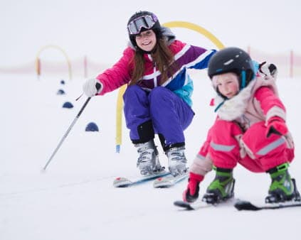 Bild på flera personer i skidbacken