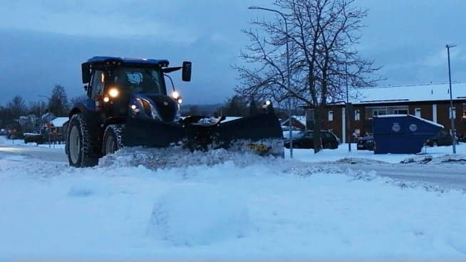 Traktor plogar vägarna en tidig morgon.
