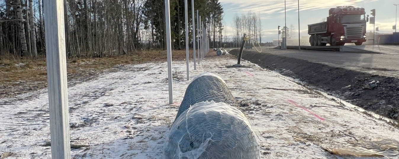 Stängslet vid Holmby återvinningscentral i Sunne är lagat och kompletteras för att inte vilda djur ska ta sig in på området.