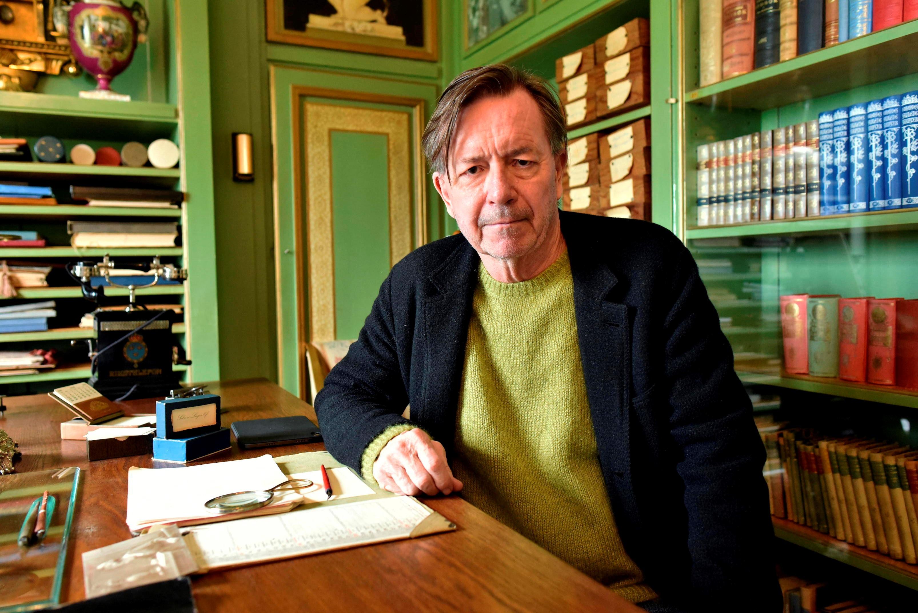Steve Sem-Sandberg, fotograferad vid Selma Lagerlöfs skrivbord i biblioteket på Mårbacka.