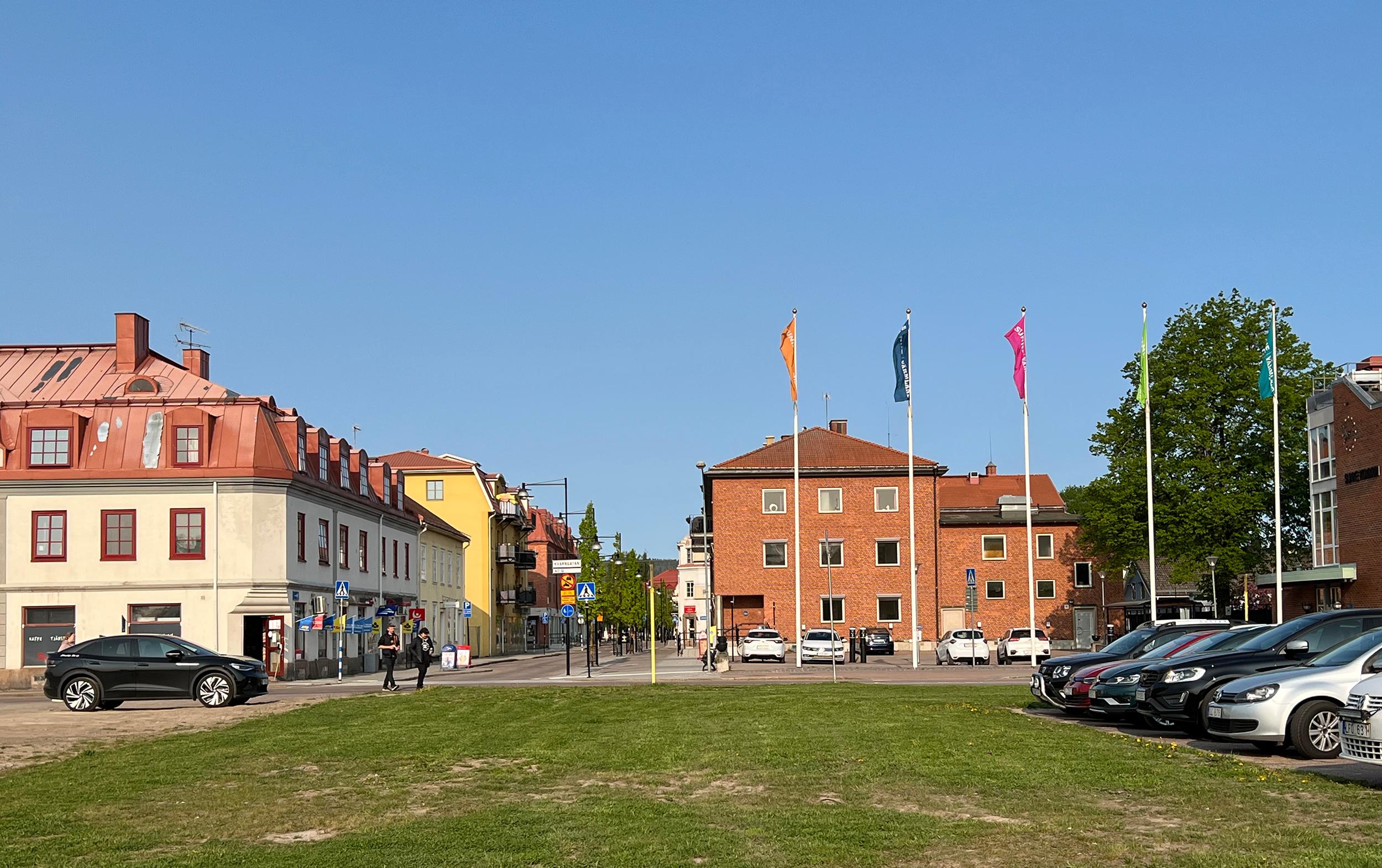 Förslaget är att sälja tomten på Stora torget i Sunne till Ica fastigheter AB för 2,8 miljoner kronor så att de kan etablera en ny Ica-butik i markplan med bostäder ovanpå.