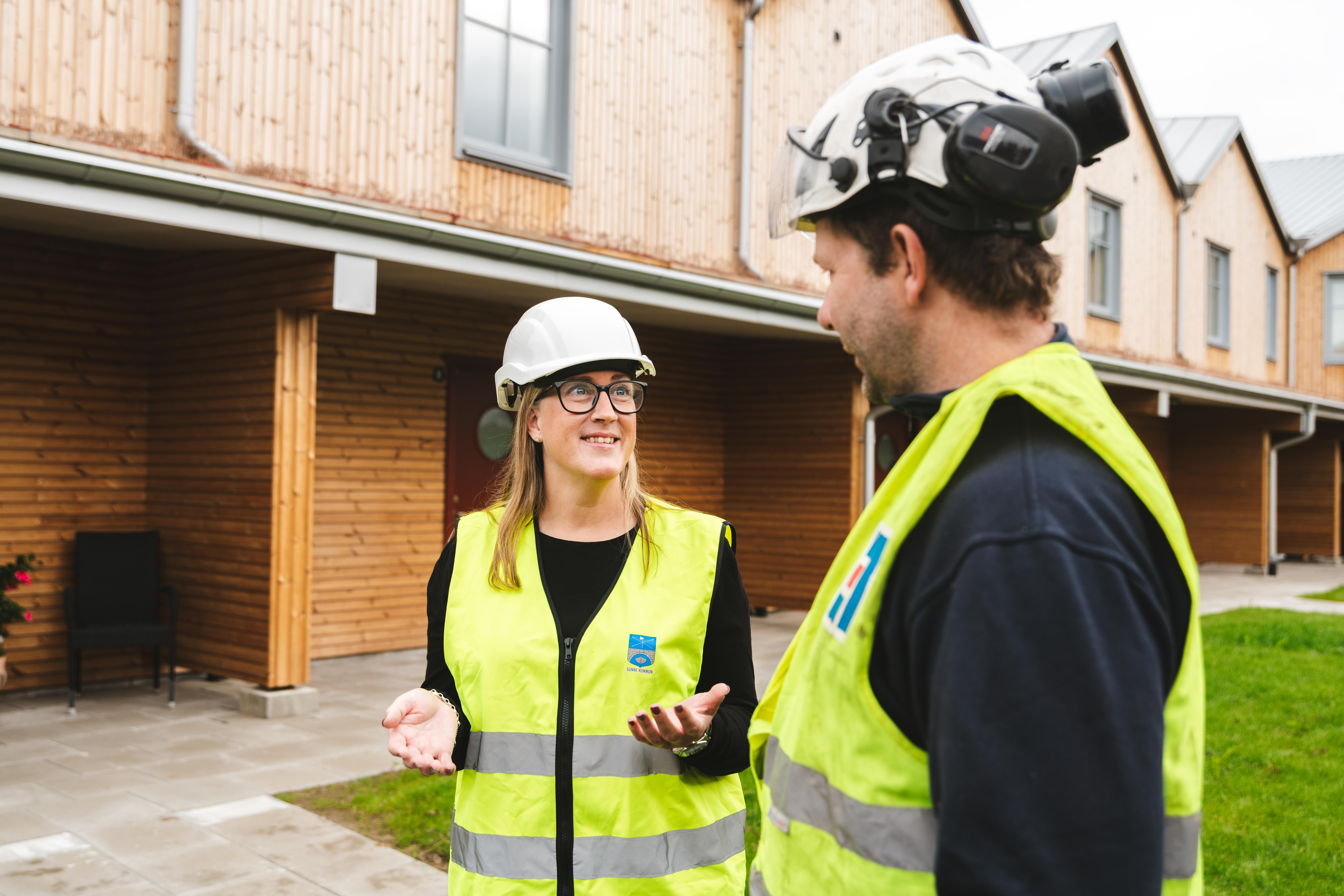 Helena Andersson, 43, är sedan drygt ett år chef på miljö- och byggenheten i Sunne kommun.  Hon trivs fantastiskt bra och njuter av att se byggkranar i Sunne. 