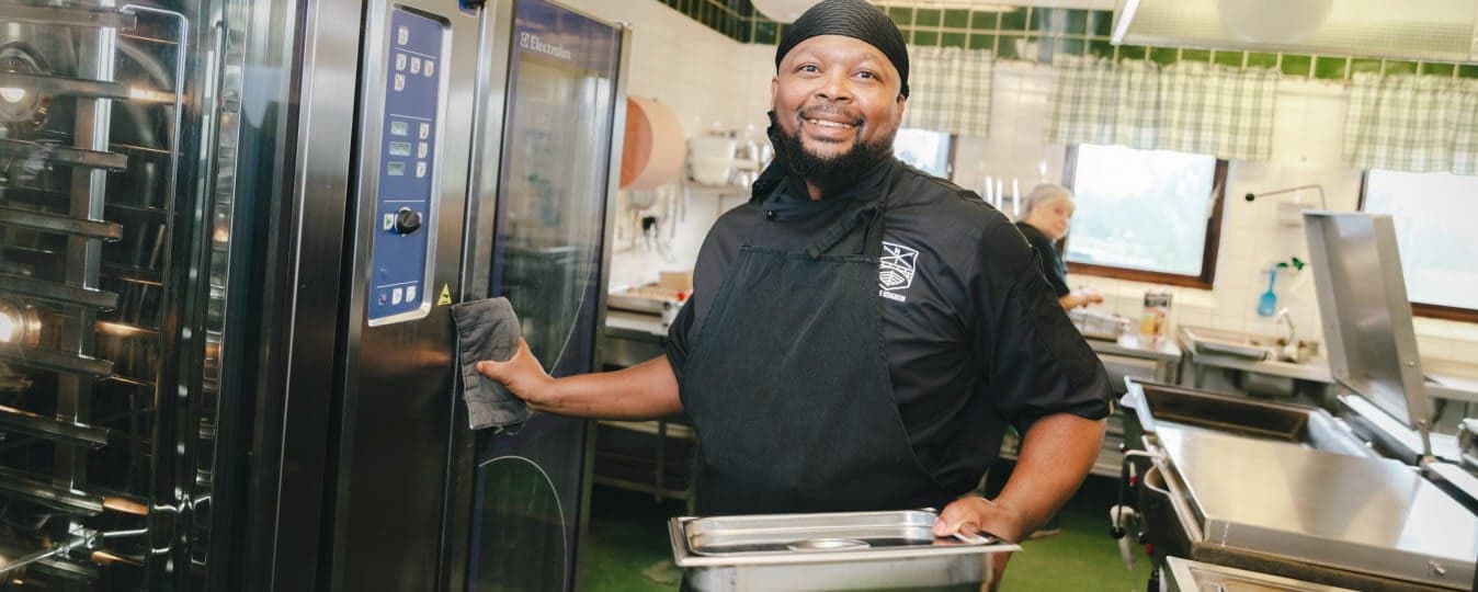 Makhosi Yafele jobbar som kock i Sunne kommun där han får utrymme för sin kreativitet.