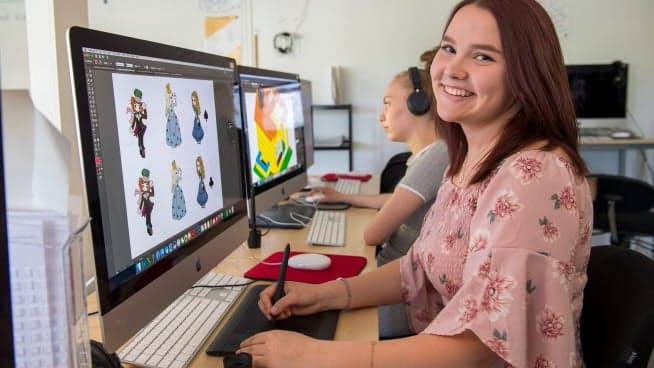 Elev arbetar vid dator