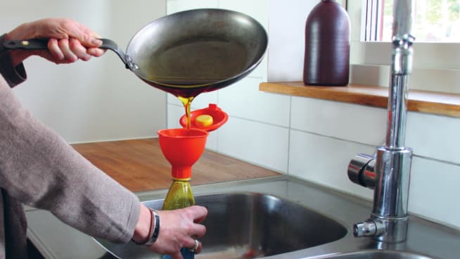 Använd dig av miljötratten för att enkelt hälla av överblivet fett från stekpannan i en petflaska.