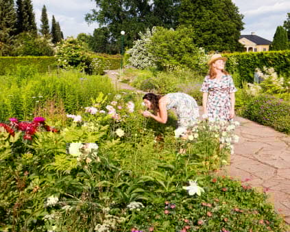 Två personer som går i en park