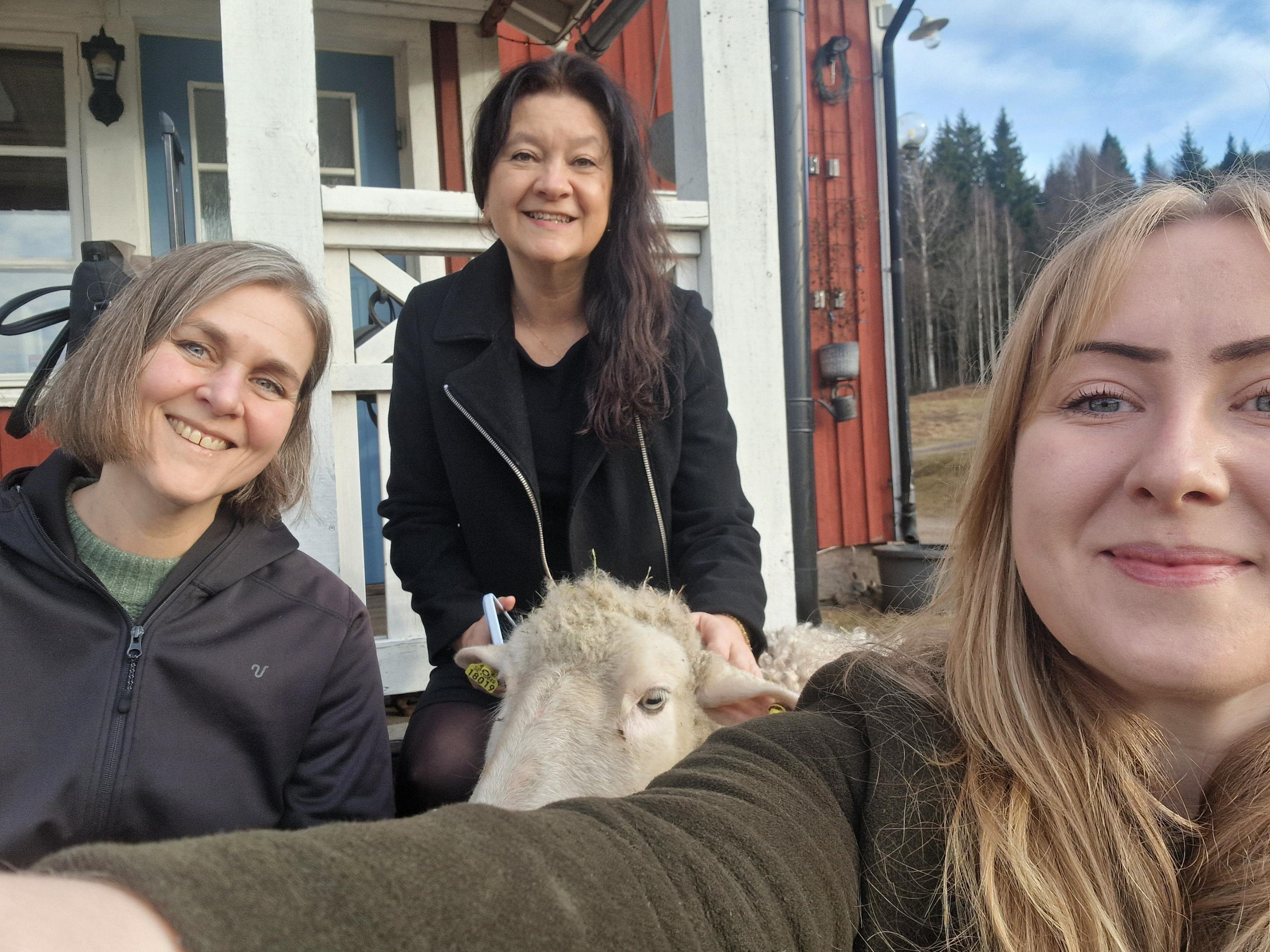 Sofia Stiernelöf Karlsson, digital kommunikatör på Sunne kommun, Jacqueline de Wit och Debby Charpentier, inflyttade från Nederländerna till Sunne, representerar Sunne i Värmlandsmontern på Emigrantmässan