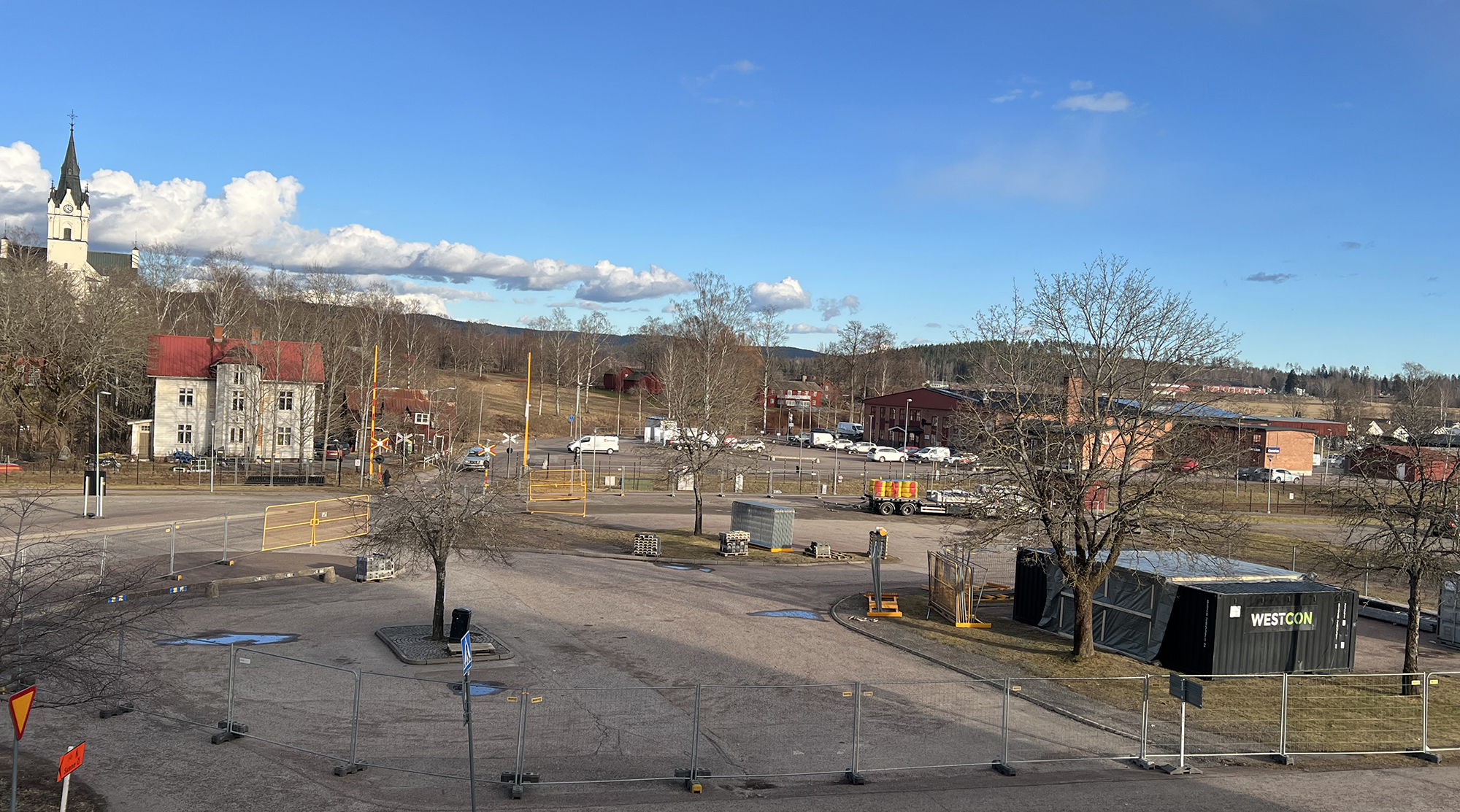 Stor del av Stora torget &auml;r avst&auml;ngt under renoveringen av Sundsbron.