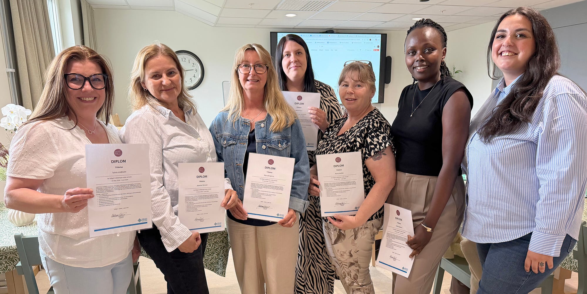 Grattis till v&aring;ra nyutbildade spr&aring;kombud i Sunne kommun: Sylvia Lindholm, Salla, Jeanette Persson, Salla, Maria Bergkvist, Selmag&aring;rden, Hanna Hauri, Lysviks hemtj&auml;nst, Maria Kolltelt, Sj&ouml;vik, Faith Njuguna, Salla och utbildaren Melina Mazi. Saknas p&aring; bilden g&ouml;r Ewonne Ekenhall, Sj&ouml;vik. &nbsp;