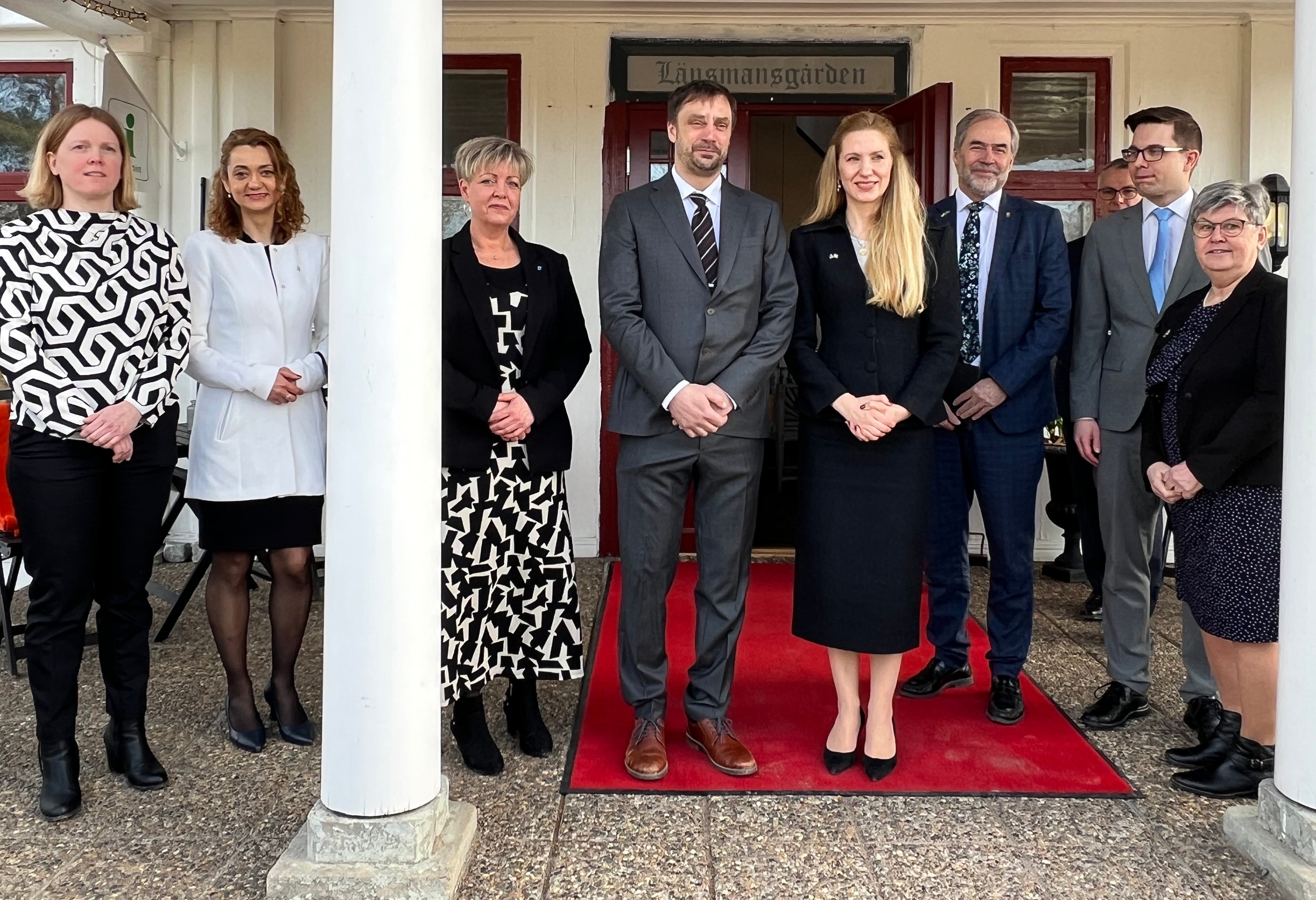 Från vänster Anna Bryntesson, kommunsekreterare i Sunne, Veronika Bendiak, tolk, Linda Johansson (S), oppositionsråd, Henrik Frykberger (M), kommunstyrelsens ordförande, Svitlana Zalishchuk, Ukrainas ambassadör i Sverige, Georg Andrén, landshövding i Värmland, Markus Jonsson, kommunchef, Fredrik Andersson (M), kommunfullmäktiges ordförande och Marianne Åhman (L), kommunstyrelsens 1:e vice ordförande.