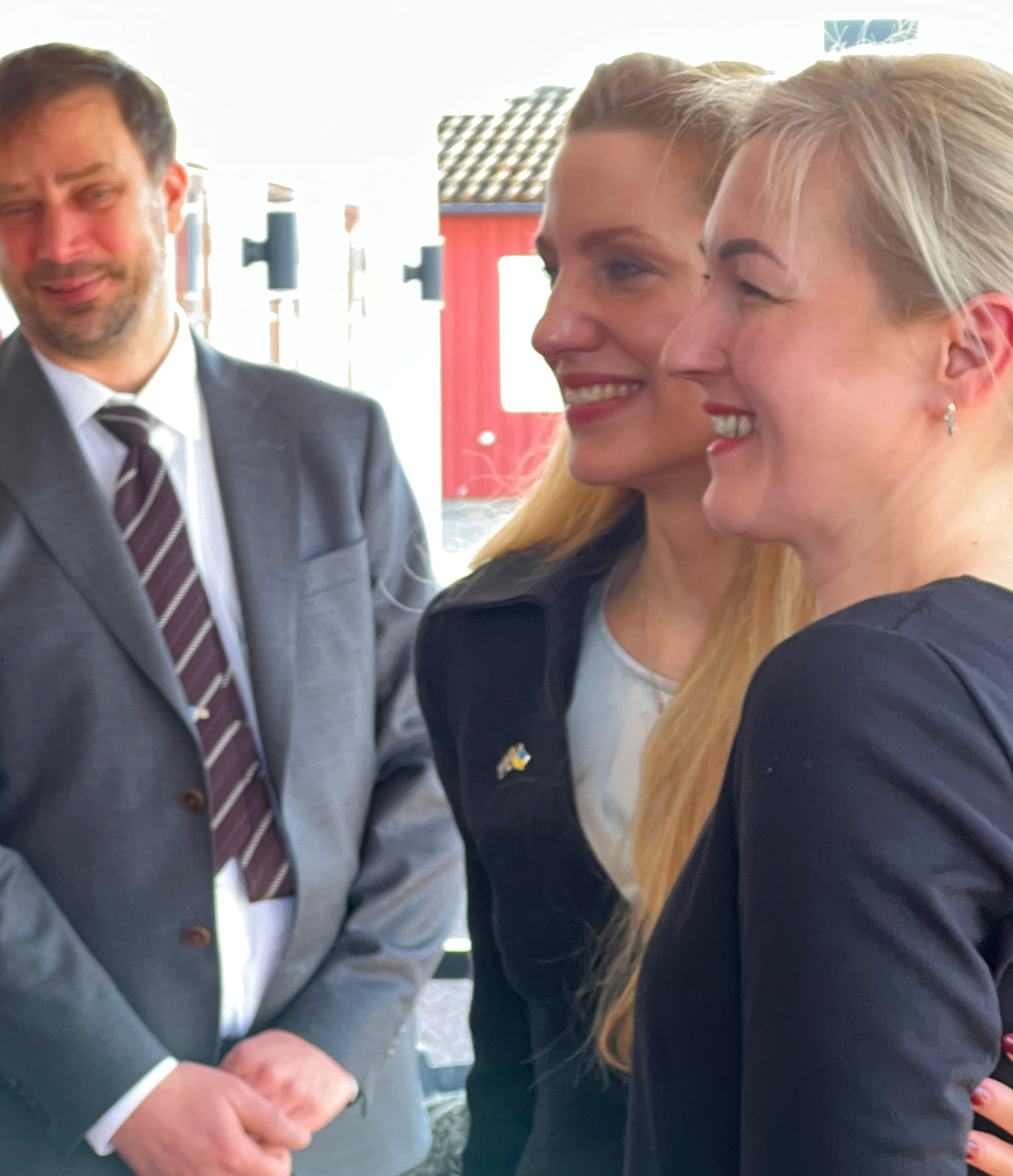 Svitlana Zalishchuk möter Inna Rosokha, från Tjernivtsi i västra Ukraina, som jobbar på Ulvsby herrgård i Sunne.