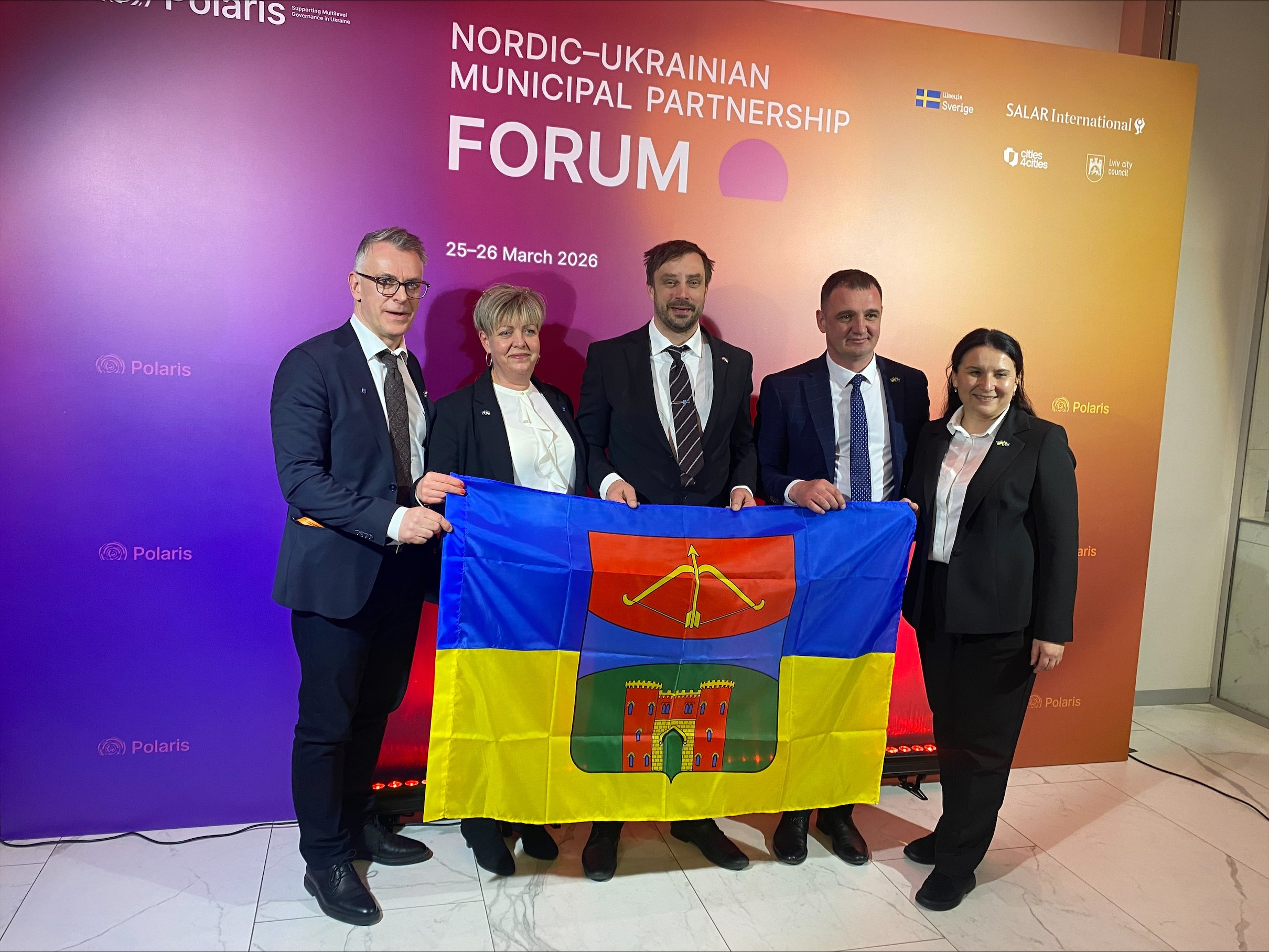 Från vänster Markus Jonsson, kommunchef, Linda Johansson (S), oppositionsråd, Henrik Frykberger (M), kommunstyrelsens ordförande i Sunne, Vitaliy Matsyuk, Borgmästare i Korsun-Shevchenkivskyi och Tetiana Kitrotska, chef för social services.