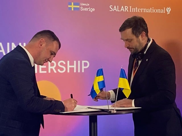 Vitaliy Matsyuk, borgmästare i Korsun-Shevchenkivskyi och Henrik Frykberger (M), kommunstyrelsens ordförande i Sunne, signerar vänortsavtalet