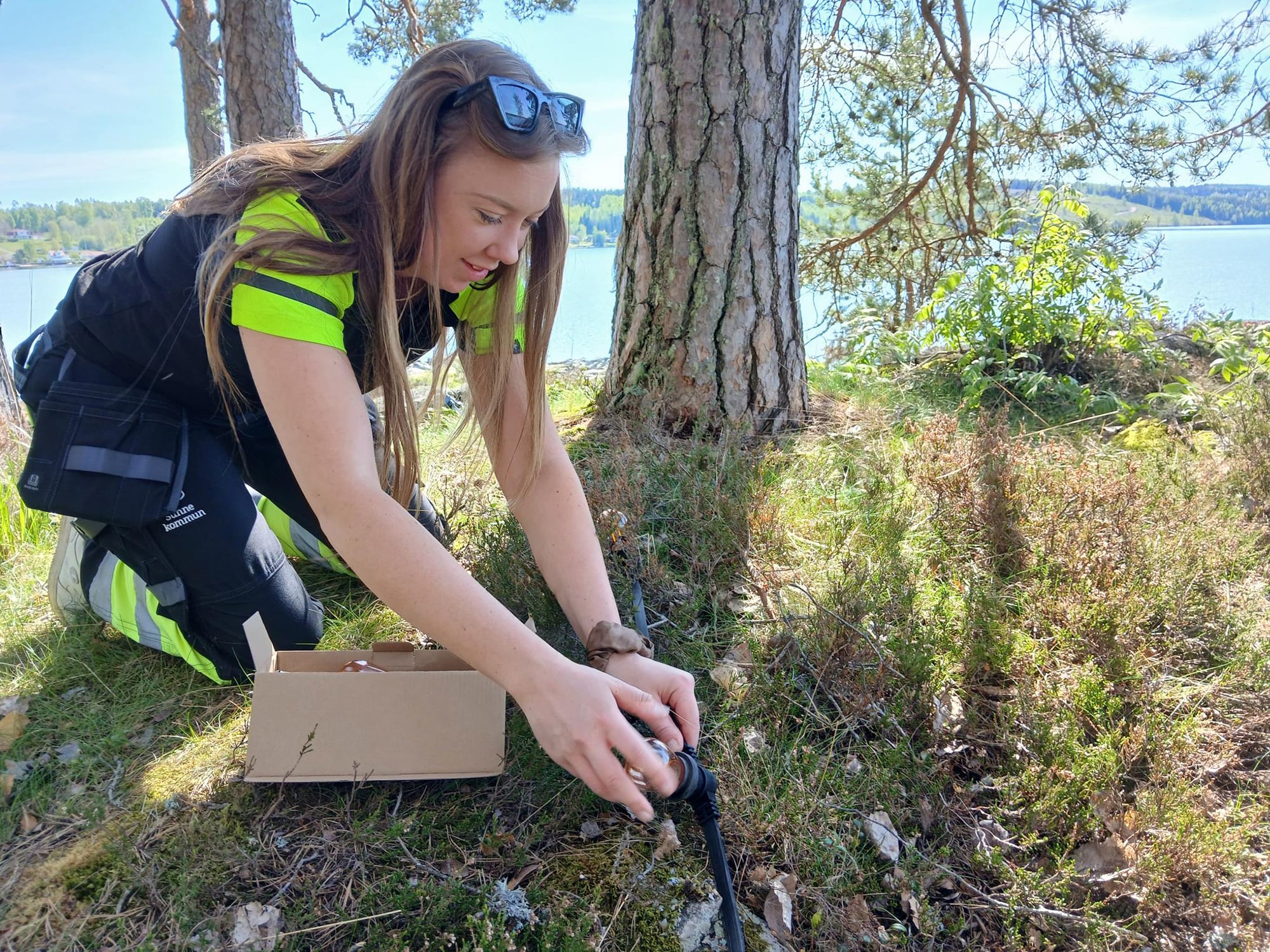 Emilia H&aring;kansson, teknisk handl&auml;ggare, fixar med belysningen