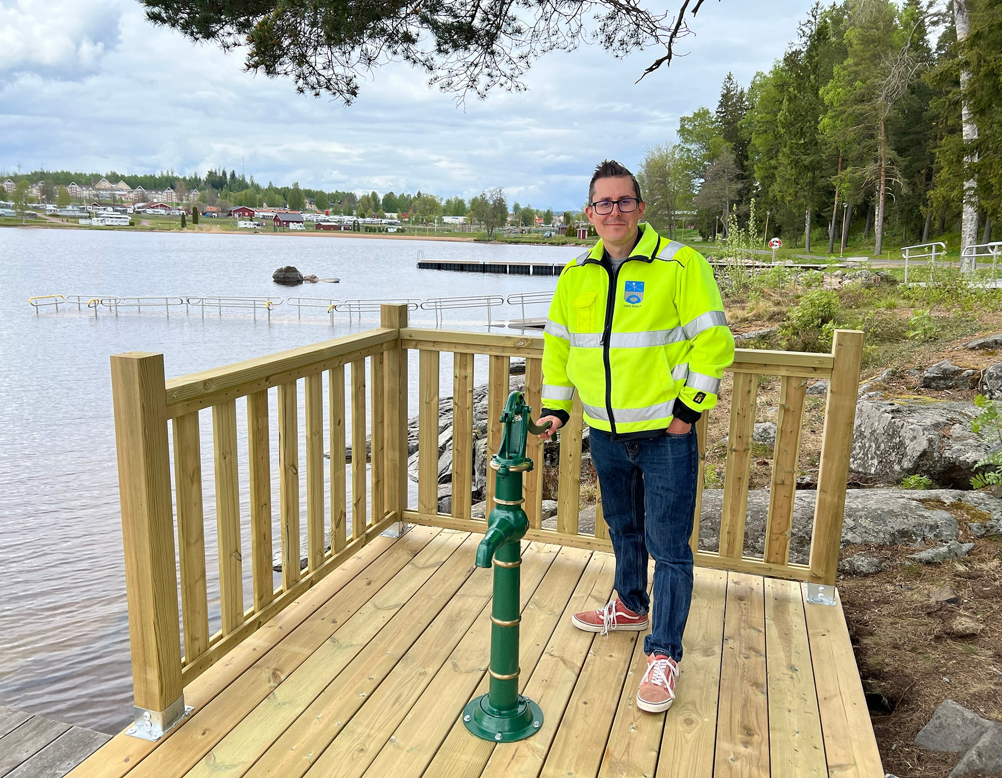 Mikael Persson, samh&auml;llsplanerare i Sunne kommun, visar upp den nya handpumpen och tillg&auml;nglighetsrampen.