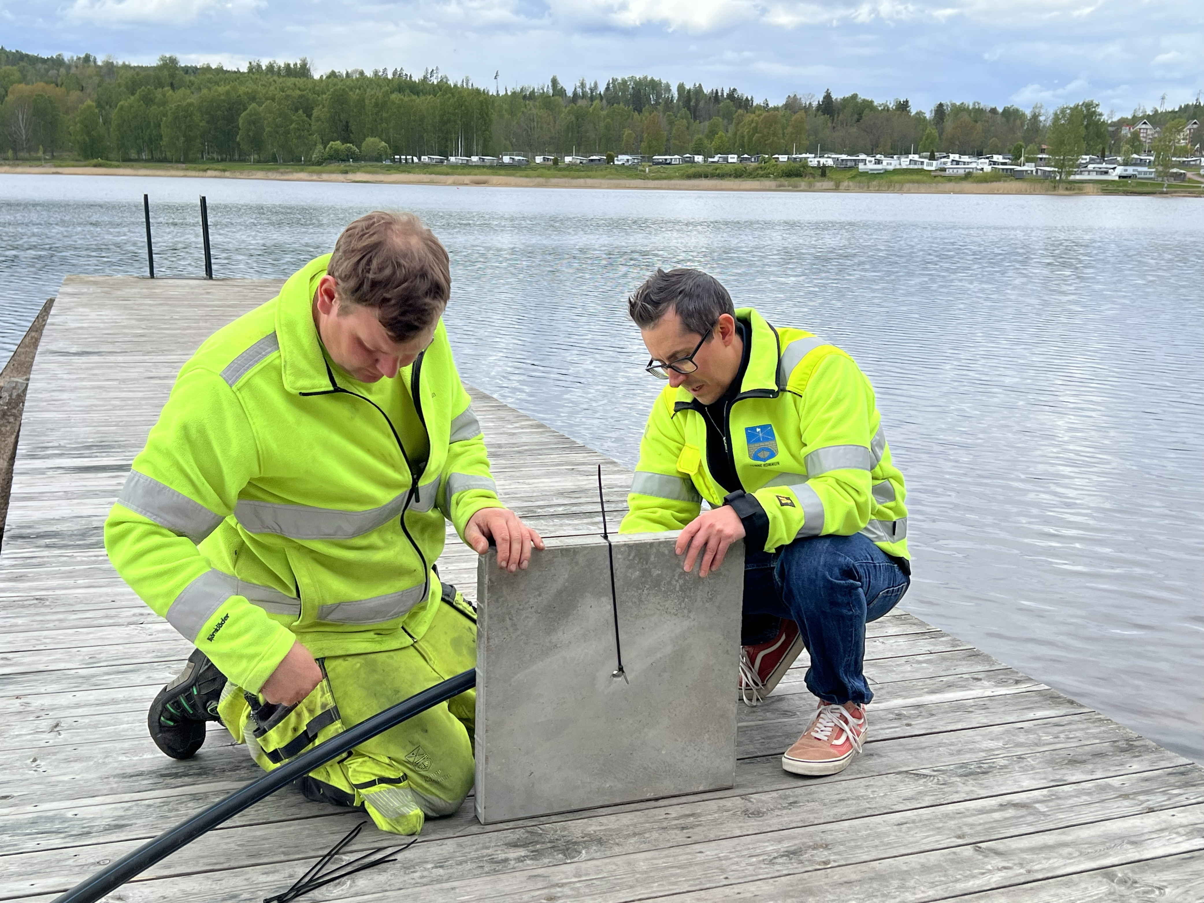 Per Bystr&ouml;m, arbetsledare inom offentlig milj&ouml; och Mikael Persson f&ouml;rbereder f&ouml;r att handpumpen ska f&aring; Frykenvatten.