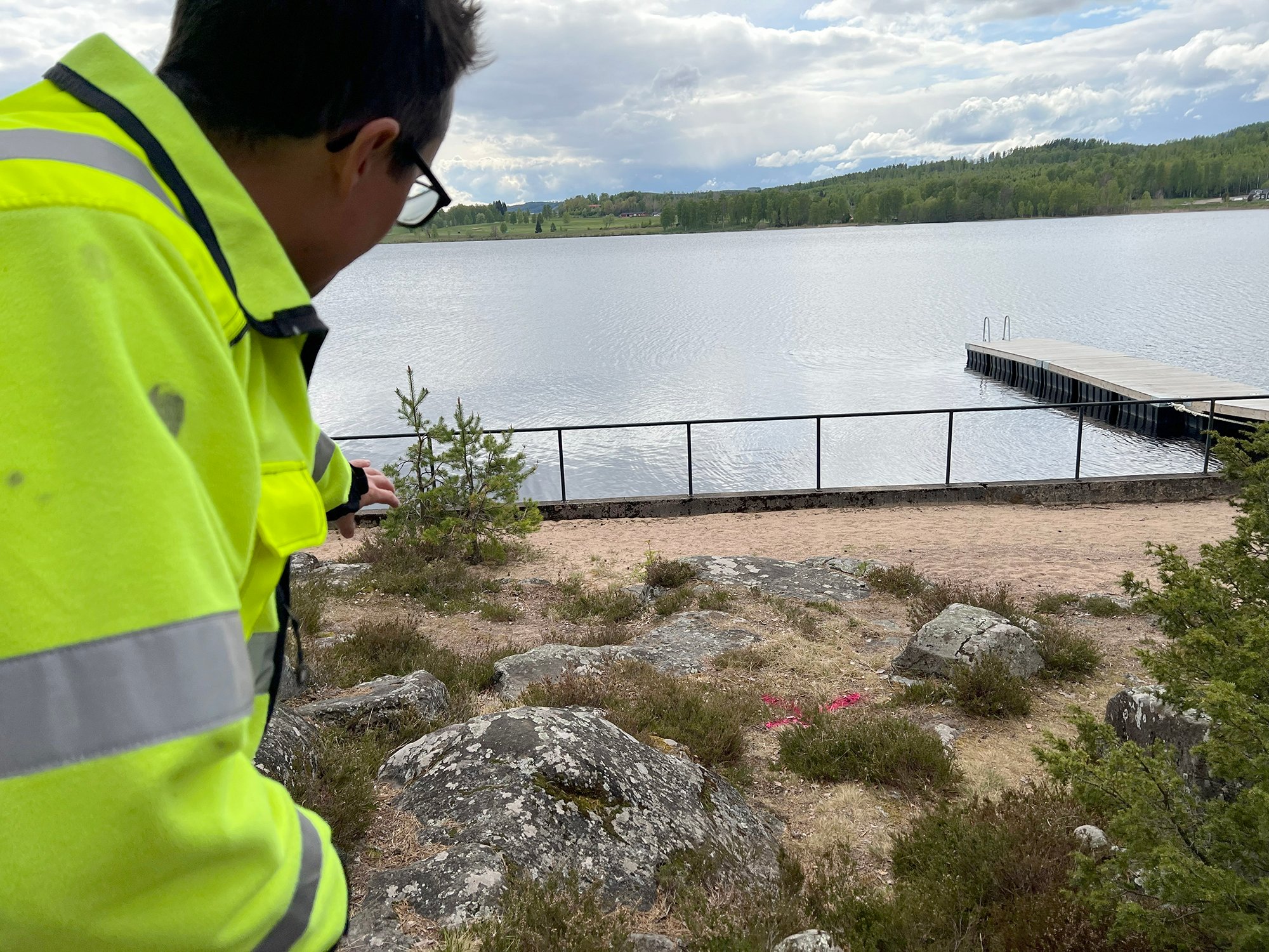 I marken finns markeringar d&auml;r de nya grillarna ska placeras.