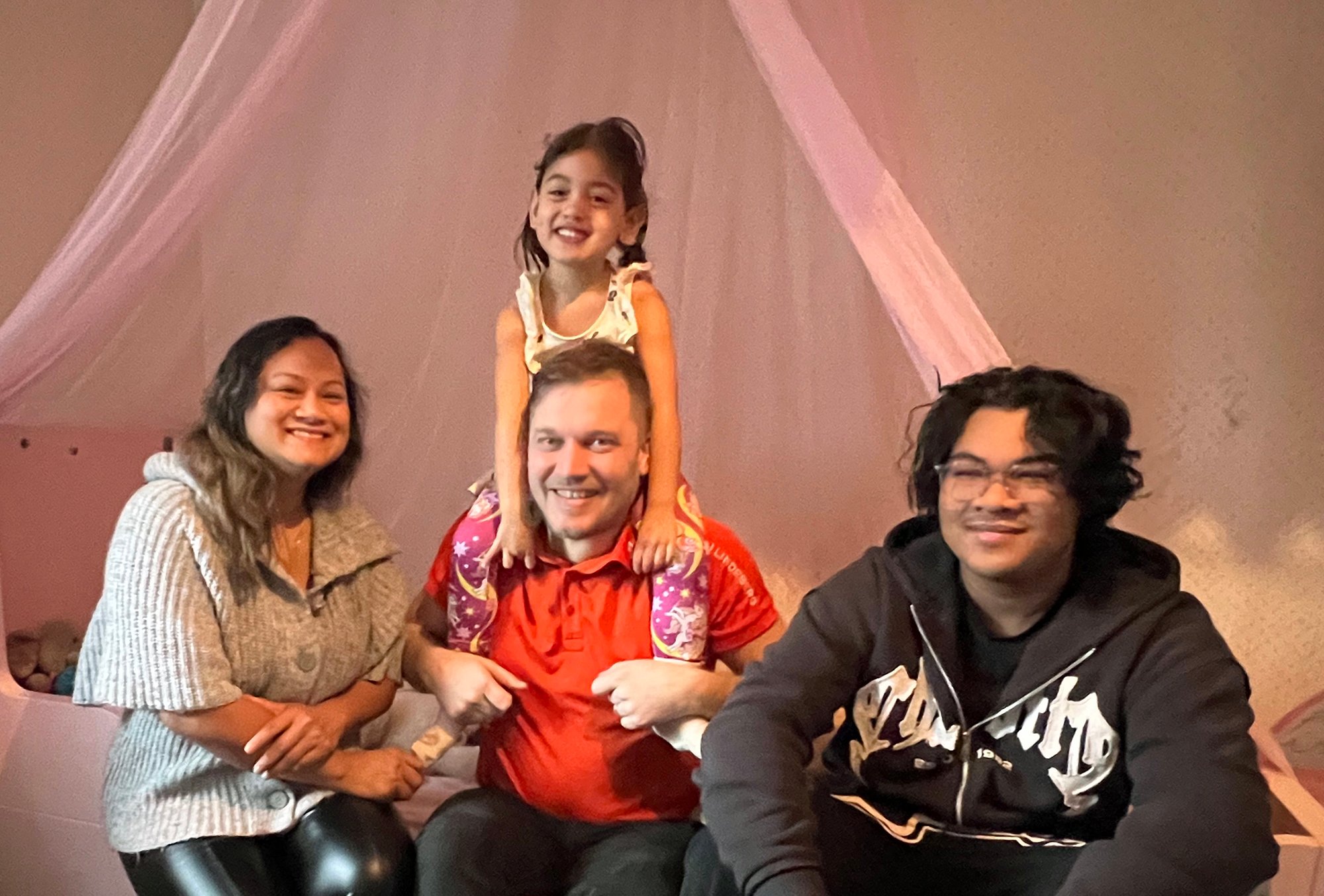 Chutimas 21-&aring;rige son Bath gillar de stora ytorna i huset i Sunne.