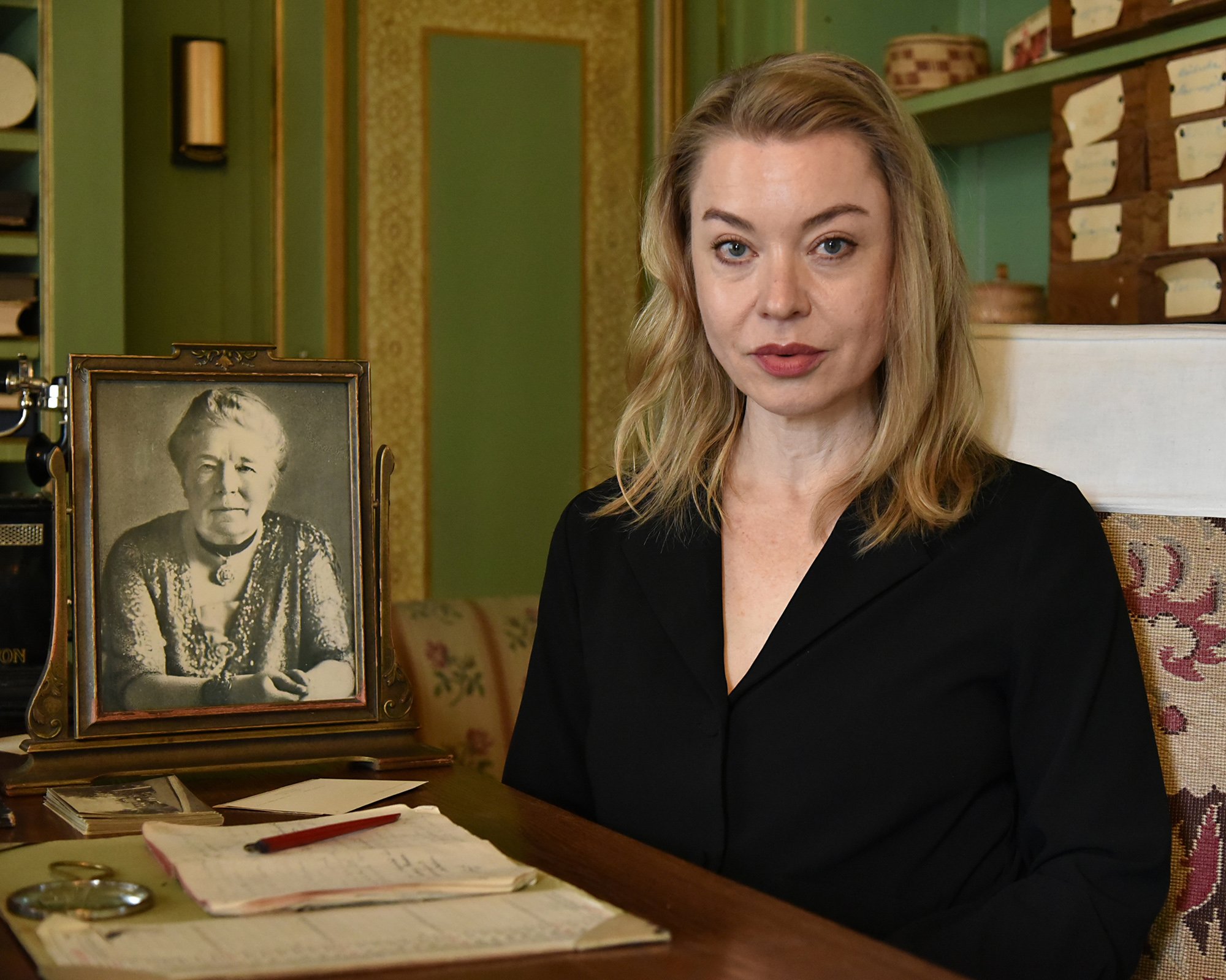Karolina Ramqvist i biblioteket på Selma Lagerlöfs Mårbacka.