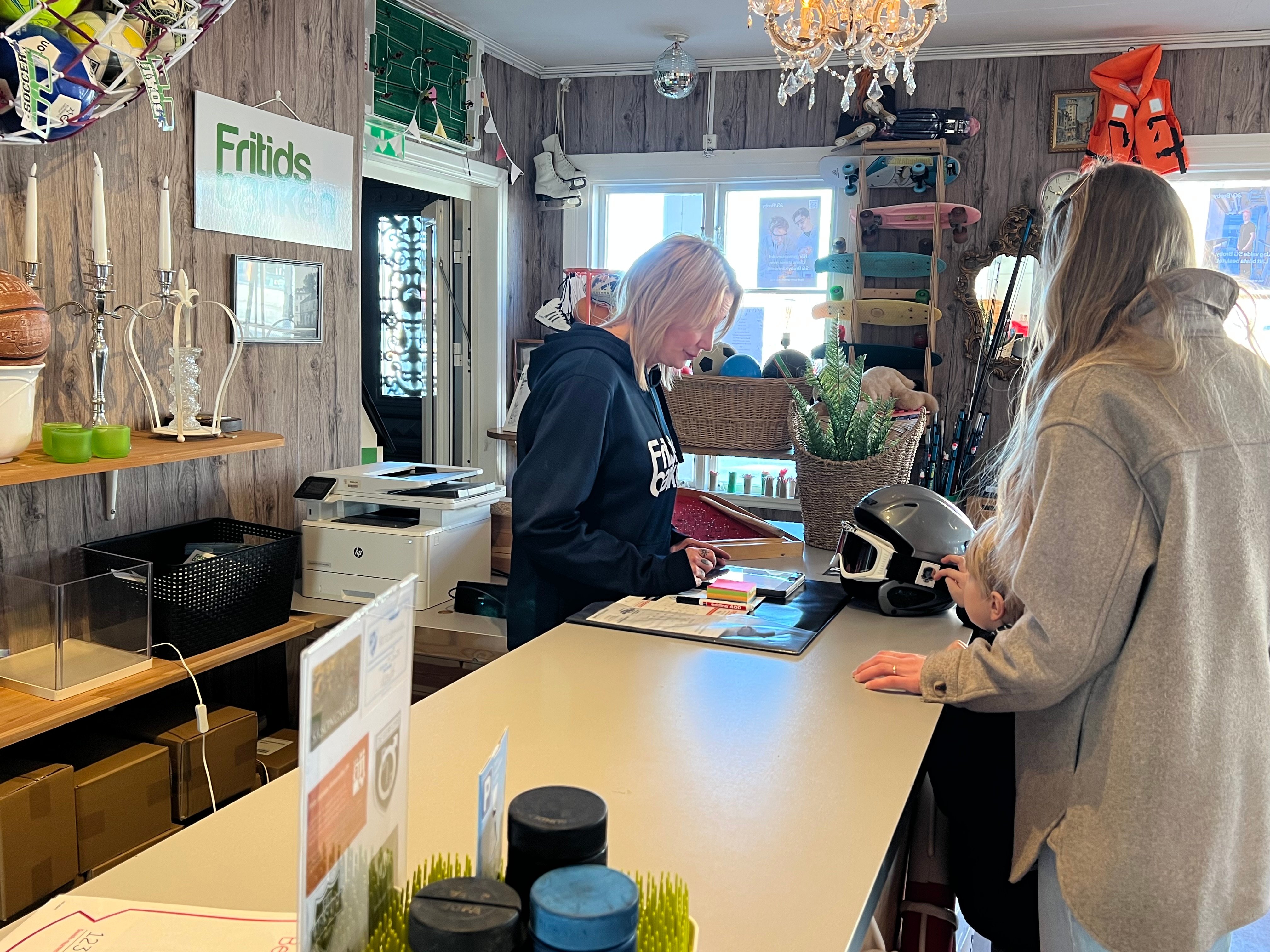 Marielle Magnusson tar emot en utl&aring;nad hj&auml;lm.