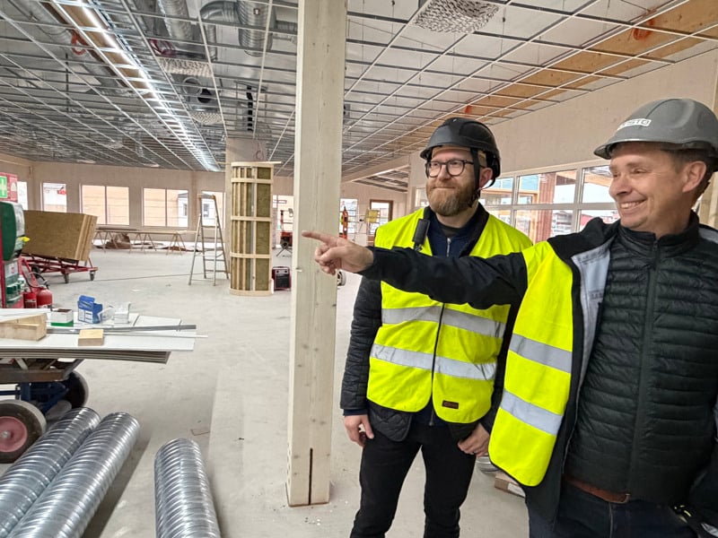 Från vänster Daniel Fallegrim, kostchef och Bernt Thyrell, enhetschef offentlig miljö, pekar ut riktningen för en matsal med restaurangtouch.