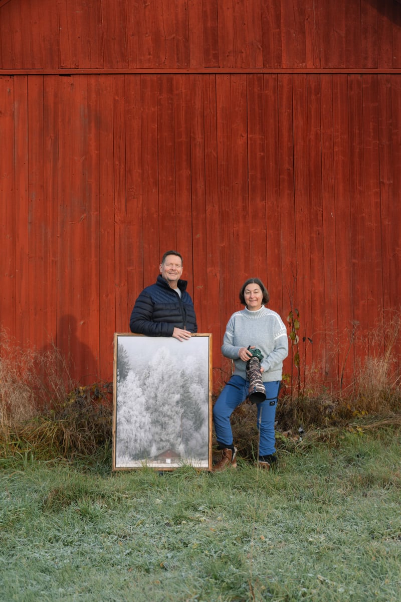 Sanna och Tor framför galleriet för bildkonstnärer som de startat i Mallbacken