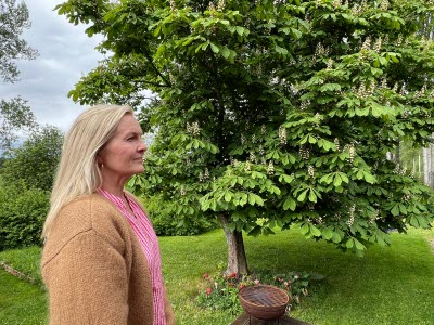 Tystnaden h&ouml;rs ute p&aring; g&aring;rdsplanen hemma hos Anne Oksanen i &Ouml;stra &Auml;mtervik