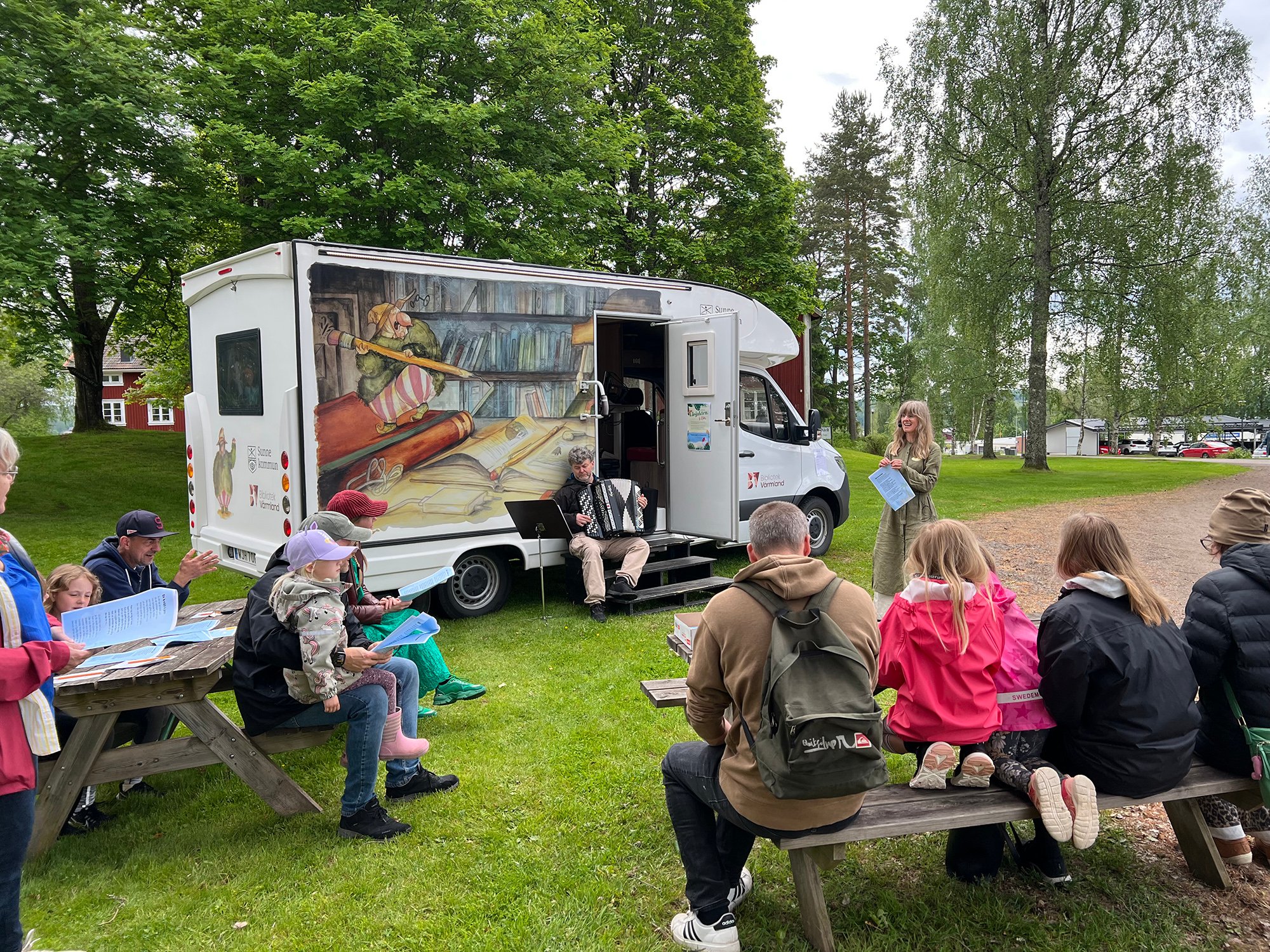 Allsång vid bokbilen