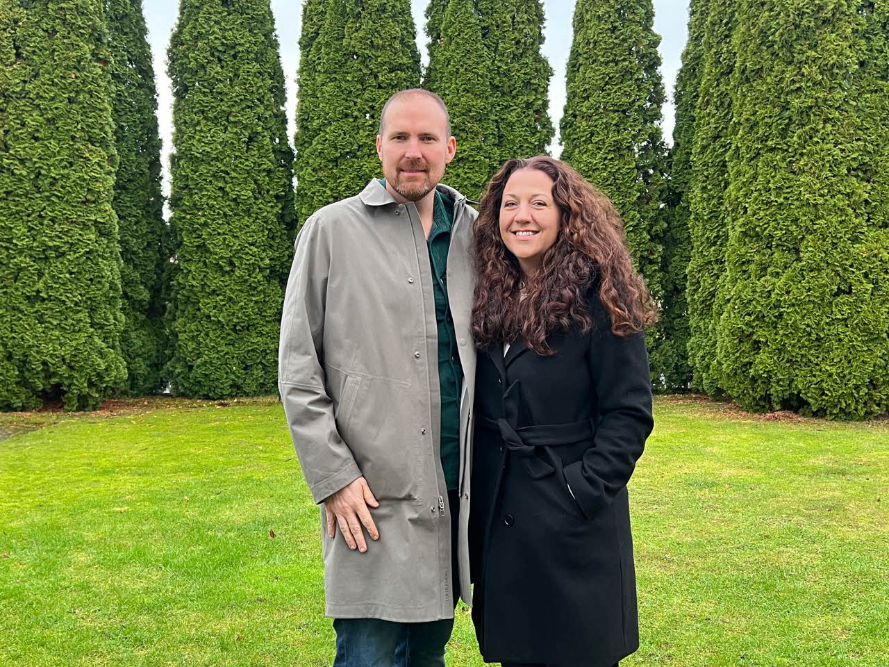 Gereon och Nina i sin nya tr&auml;dg&aring;rd i Sunne.