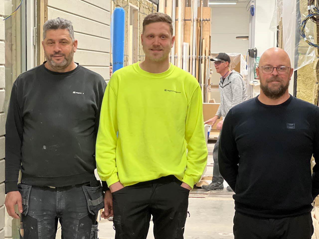 Hasan Almustafa (l&auml;ngst till v&auml;nster), b&ouml;rjade som praktikant p&aring; H&auml;ggmarks Byggmodul i Sunne. Nu &auml;r han anst&auml;lld och jobbar tillsammans med Jimmie Larsson, produktionsledare stomme (i mitten), och Timmy Olsson, fabrikschef.