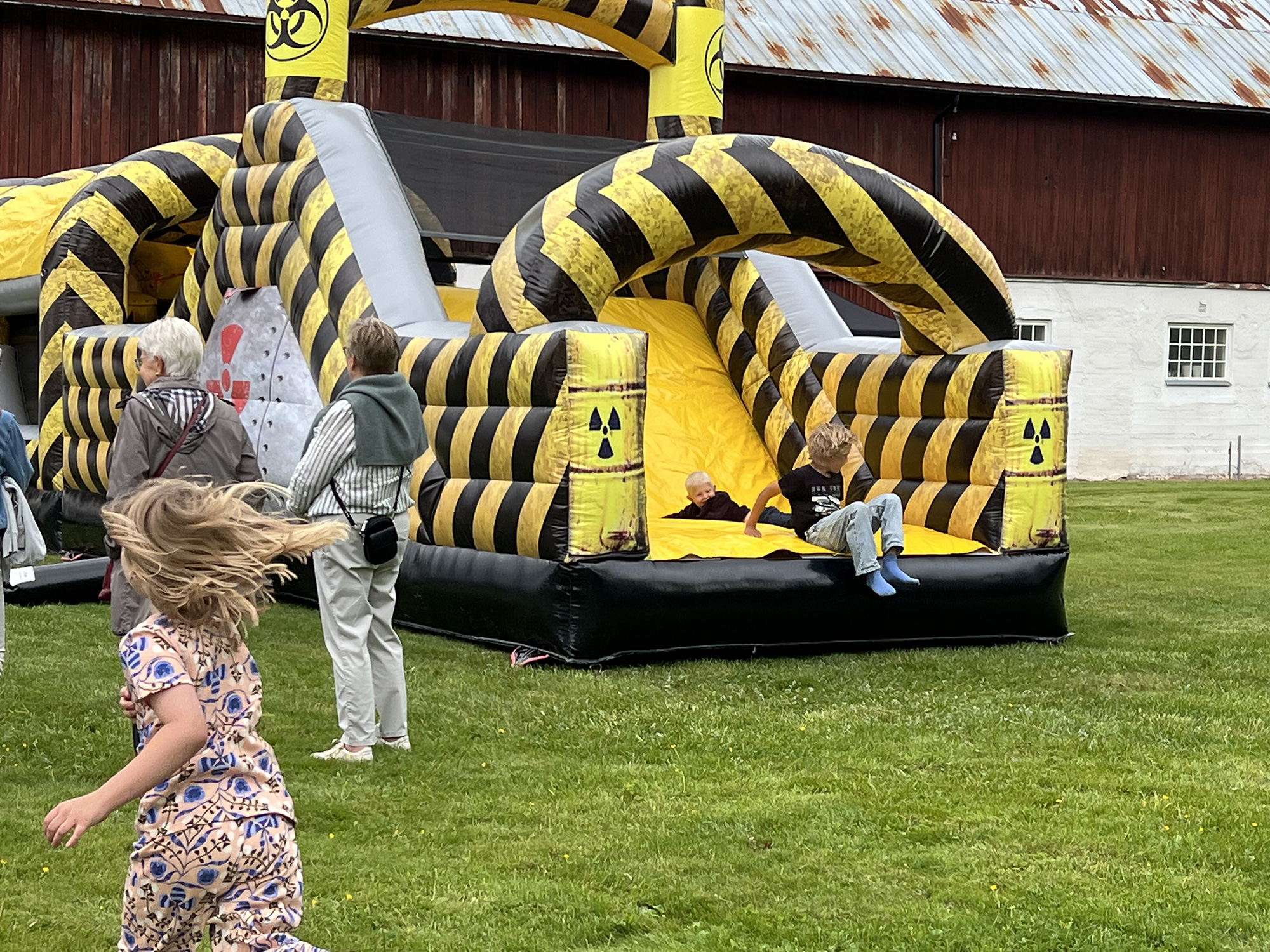 Kul för barnen med hoppborg