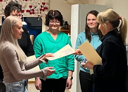 HLR-rådet delar ut diplom och medaljer till förskolelärarna.