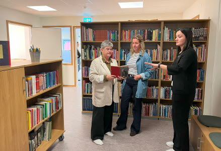 Sara Alwan, rektor på skolan, visar Marianne Åhman, ordförande i bildningsutskottet och Jenni Gunnberg, skolchef, biblioteket som det inte fanns utrymme för tidigare.
