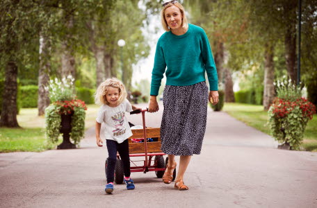 F&ouml;r&auml;lder och barn leker i Rottneros Park.