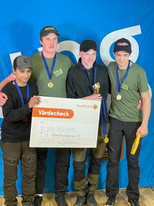 Vinnarna fick ta emot en v&auml;rdecheck.