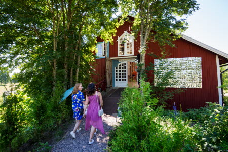 Bes&ouml;kare p&aring; v&auml;g in till Alma L&ouml;v museum of unexp. Art.