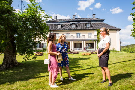 G&auml;ster och en guide utanf&ouml;r M&aring;rbacka minnesg&aring;rd.