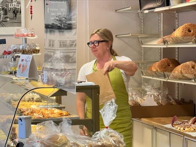 Victoria &rdquo;Vickan&rdquo; Langfoss bakom disken.