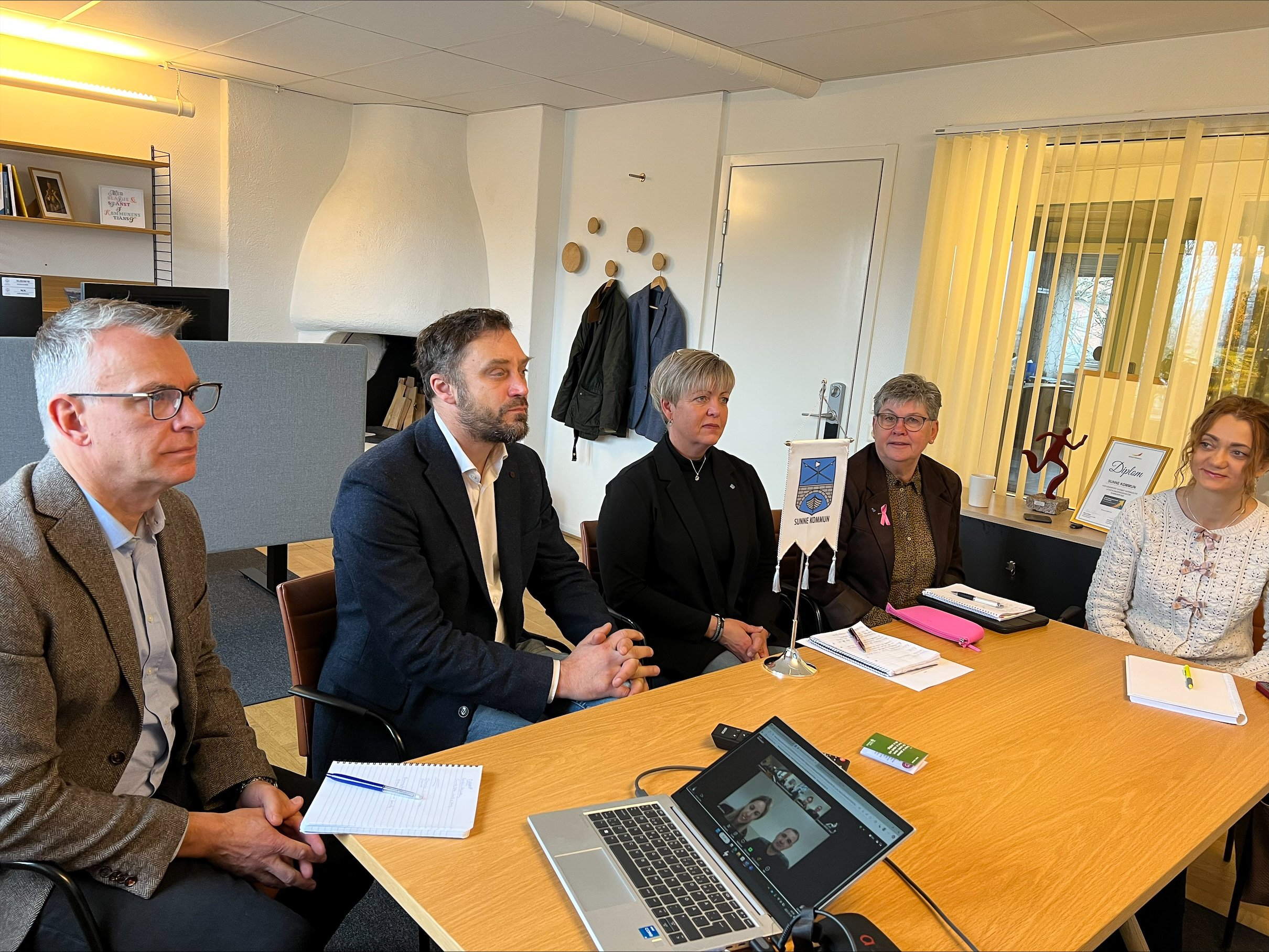 Kommunchef Markus Jonsson, kommunstyrelsens ordförande Henrik Frykberger (M), Linda Johansson (S), Marianne Åhman (L), Veronika Bendiak, tolk, sitter vid ett bord.