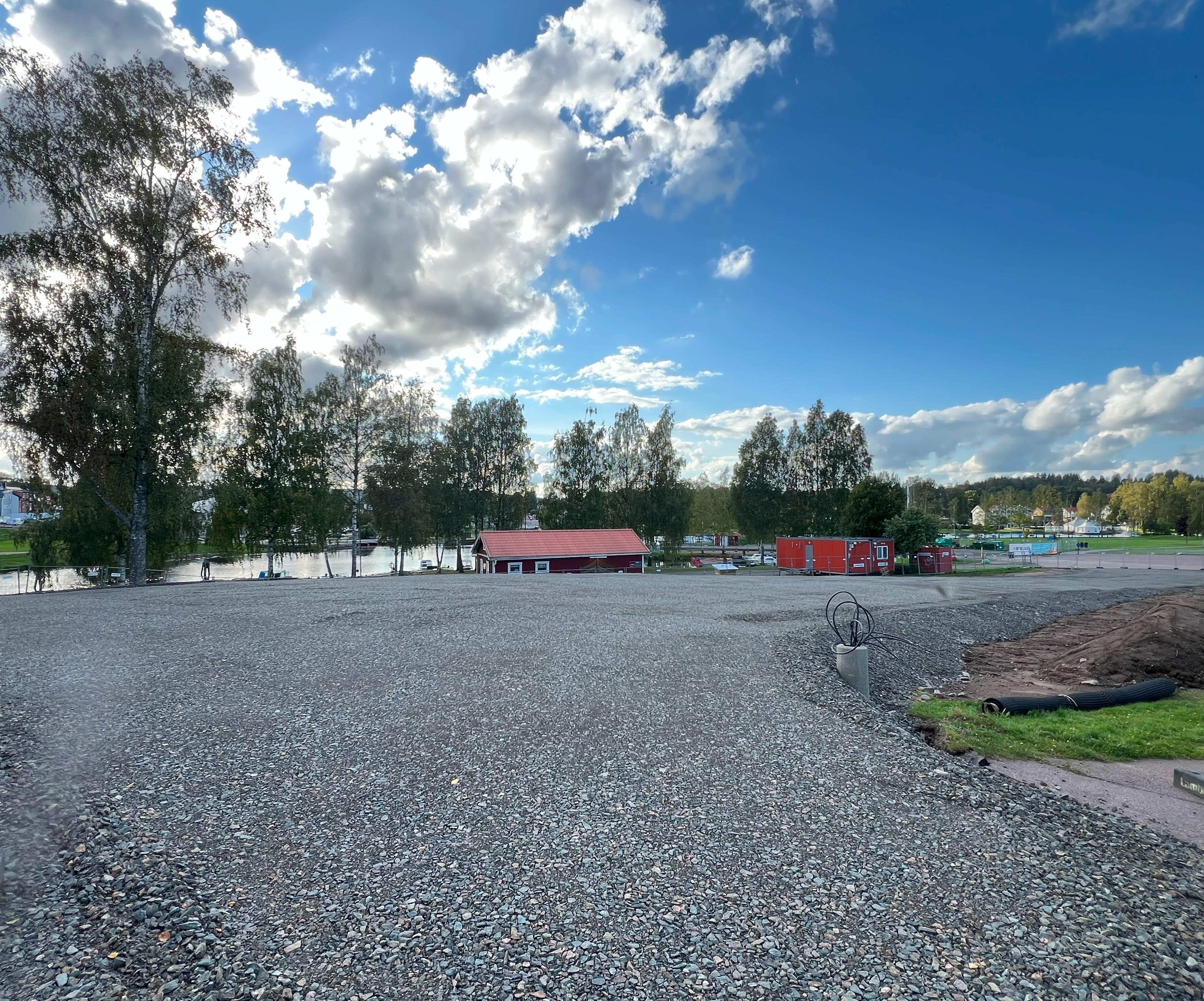 En anslutningsväg byggs mellan den tillfälliga bron och Storgatan. 