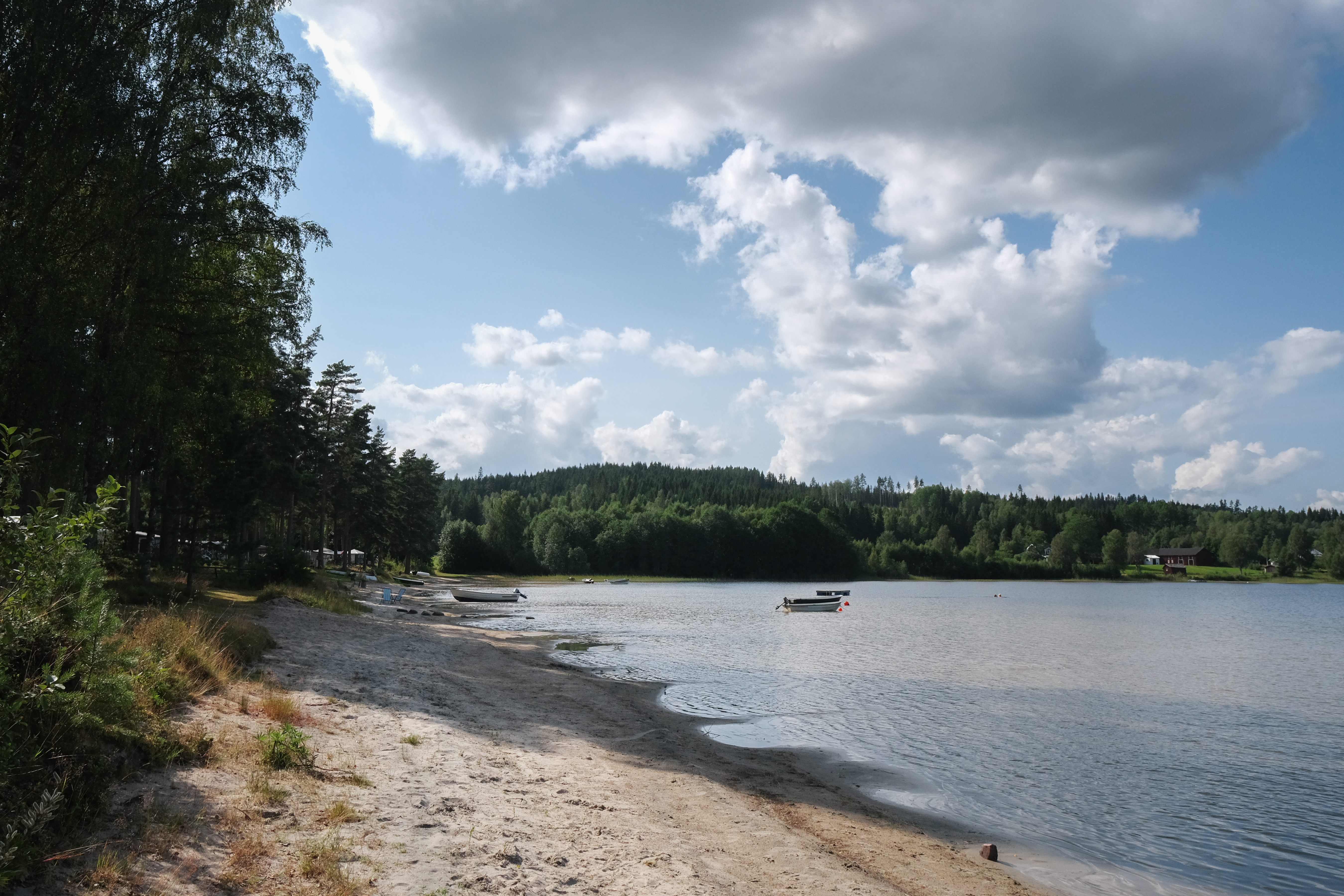 Badplatsen vid Grässjöns camping.