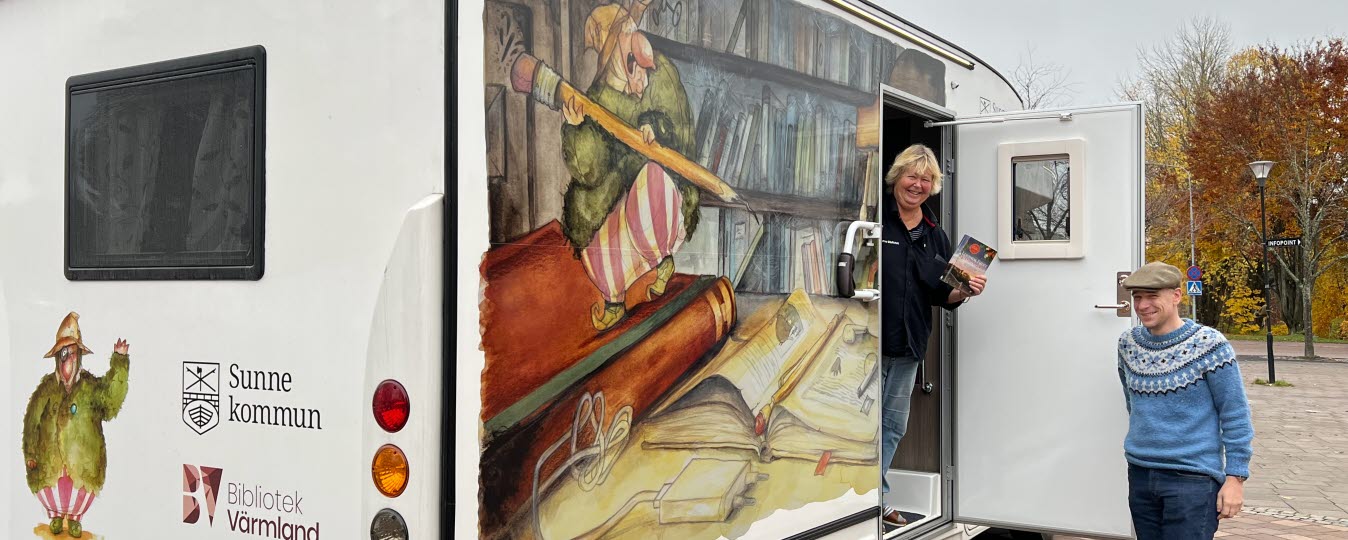 Maria Syvertsson, bibliotekarie, och Erik Öhrn, kulturchef på Sunne kommun står framför bokbilen.