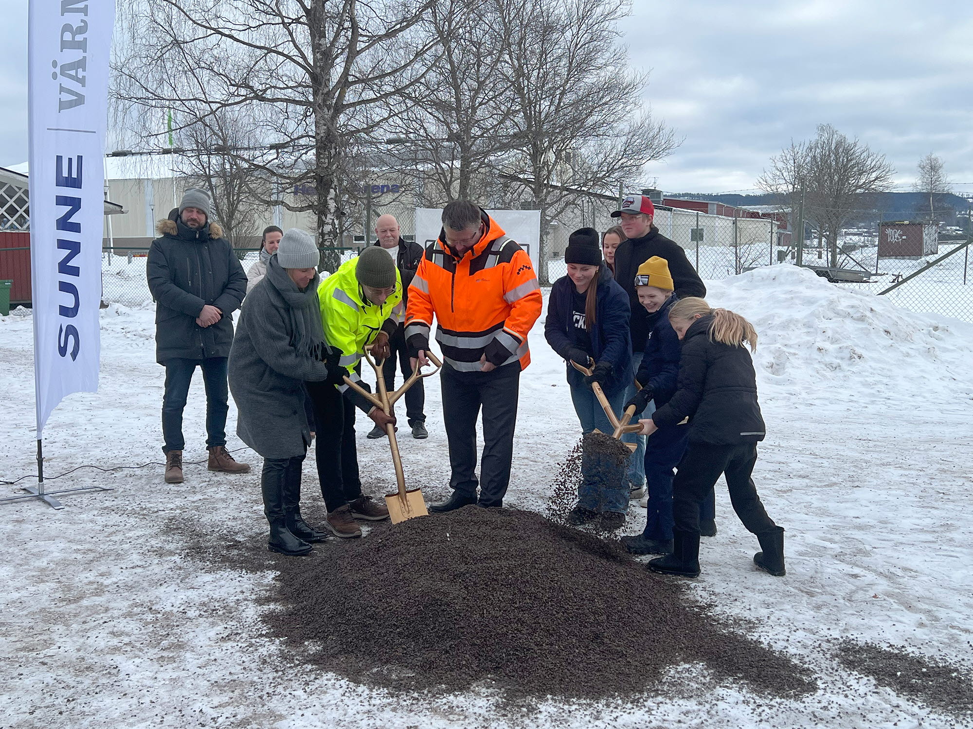 Jenni Gunnberg, skolchef, Magnus Berndtson, arbetschef Karlstad, Consto AB och Niclas Jansson, vd Sunne Fastighets AB, tar första spadtaget tillsammans med eleverna  Freja, Alf och Milia från Östra skolan och Julia och William från Fryxellska skolan.