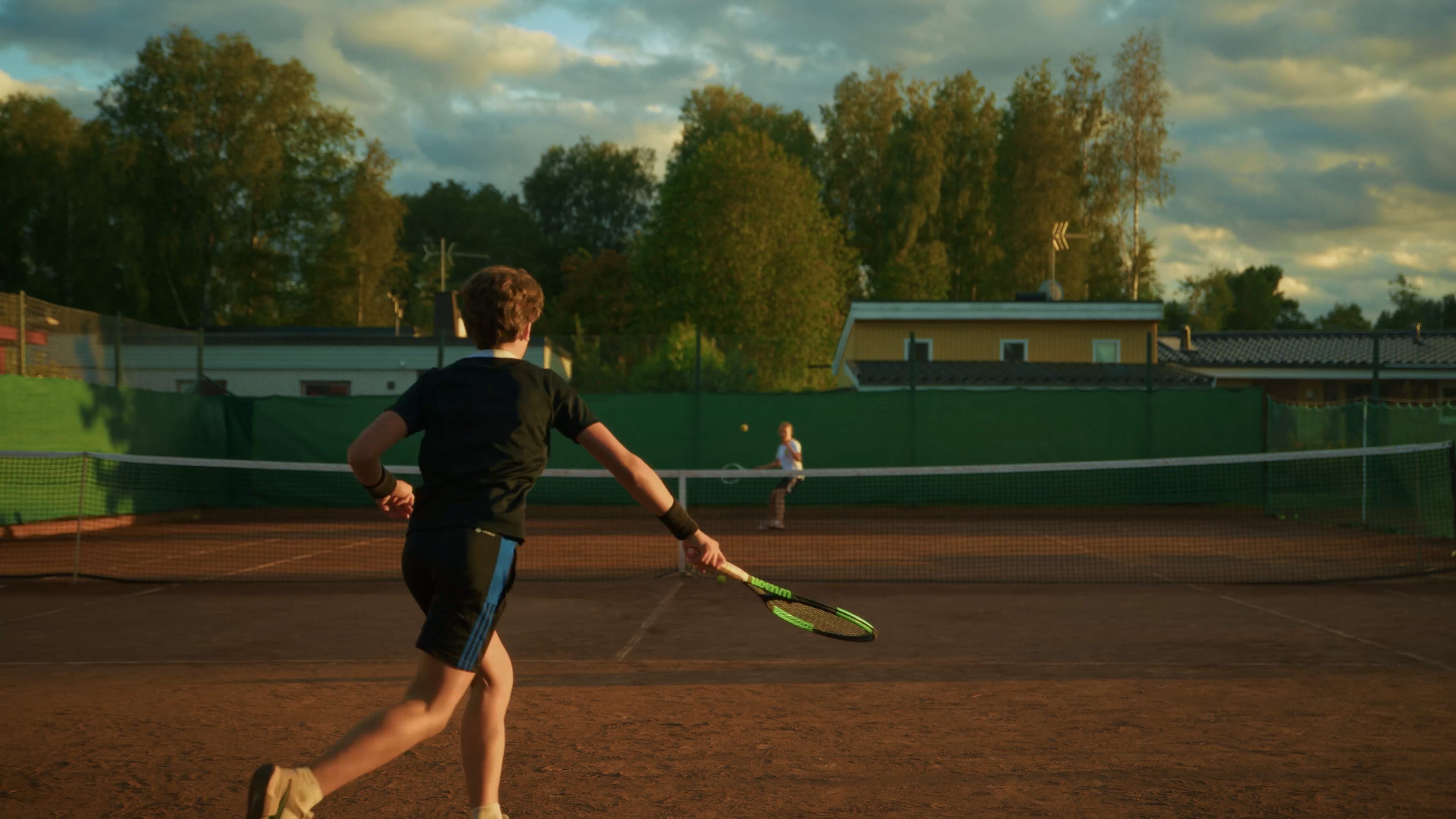 Närbild på tennisracket och tennisboll